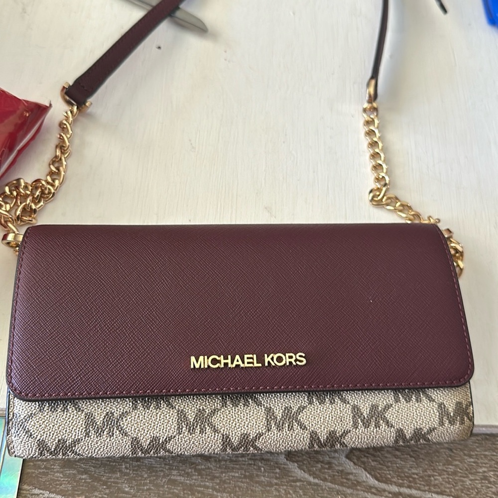 Michael Kors Jet Set Crossbody Clutch